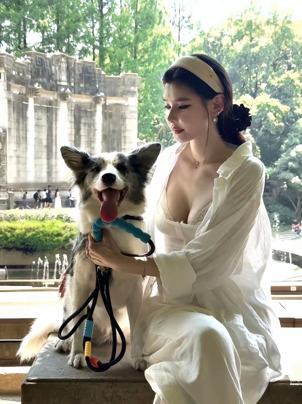 阳光下的美好时光，与爱犬共享的快乐瞬间。🌞🐾💕