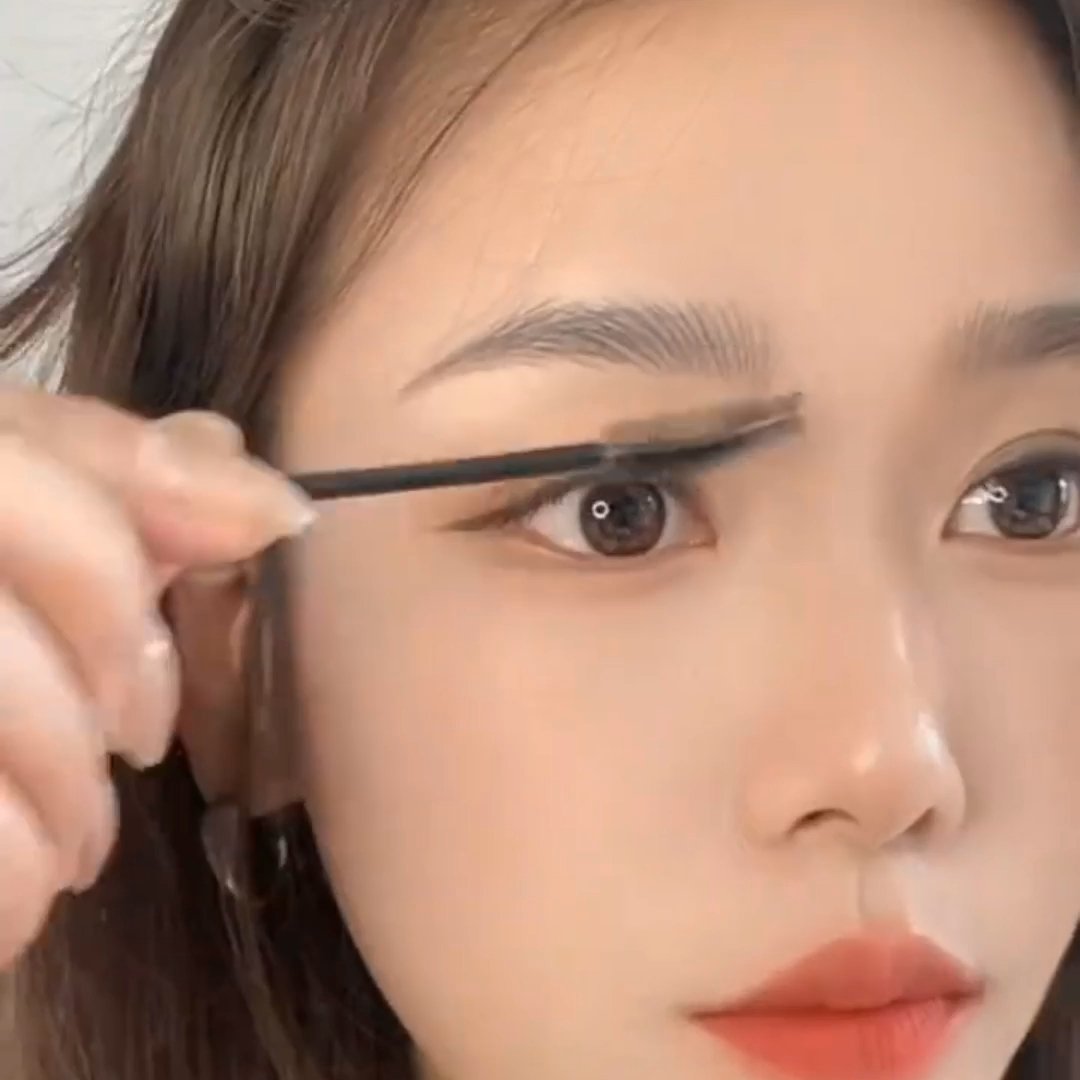 化妆第一步真的不是底妆，而是眉毛，曾经我画眉像毛毛虫，手残党表示太难了，直到我发