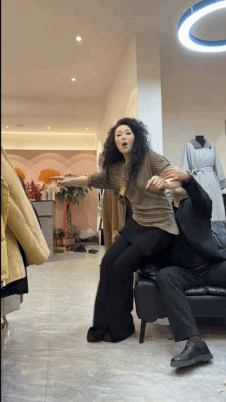 热恋中的女人迷人，
热舞中的女人更迷人！
平日波澜不惊，
整天柴米油盐，
一旦进