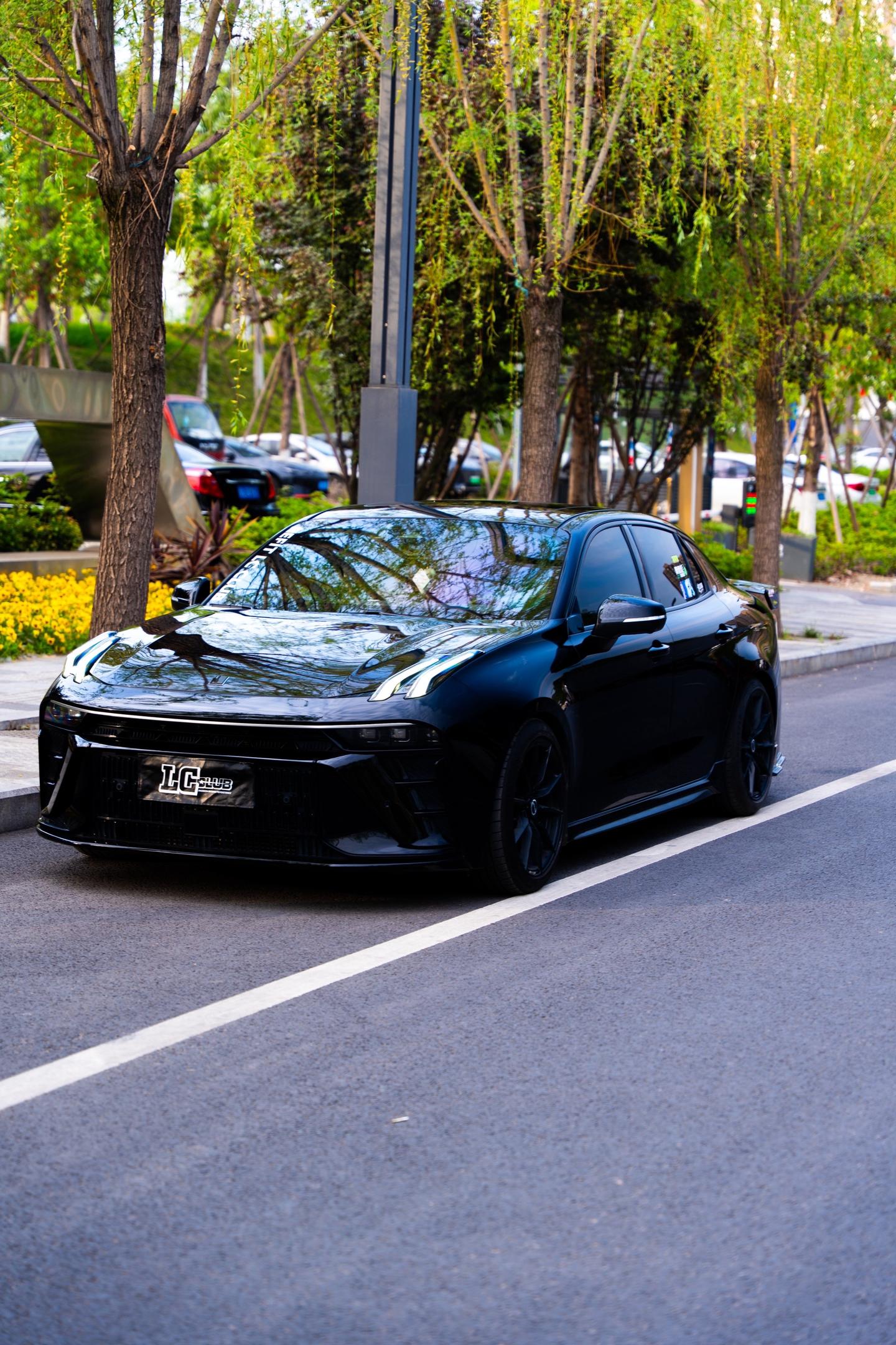 黑色才是最帅的，不信你看。