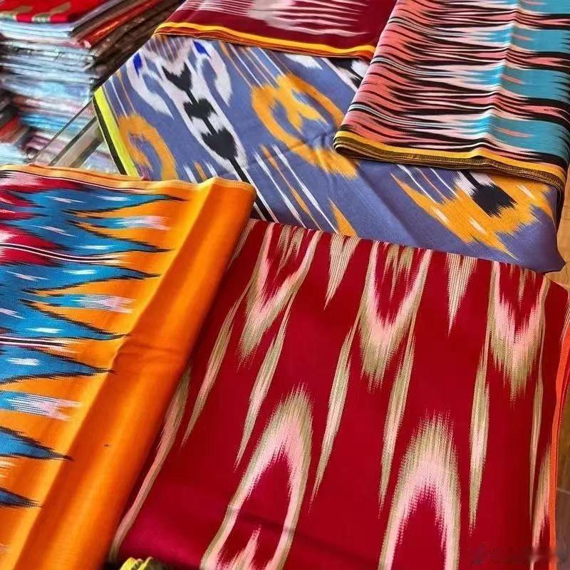 新疆的丝绸配色绝了织2000次得1厘米的扎染丝绸新疆丝绸的配色，就像打翻了颜料盒