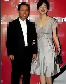 这是林青霞年轻时候和丈夫的合影，那时候的她，可以说是风姿绰约，迷倒了一大片人。女