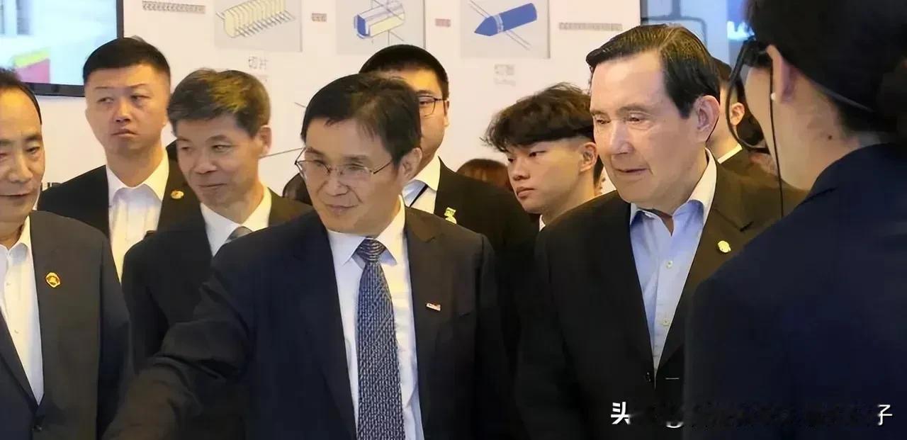 马英九率台青大陆行，以实际行动传达两岸和平发展心声！着眼未来发展，推动青年交流。
