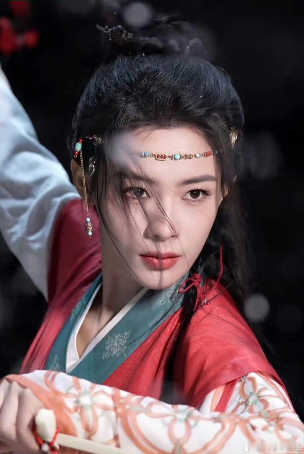 舞台上的翩跹小生 童年竟靠干农活度日 陈丽君的冻疮手藏着最狠韧劲
 
舞台上挥剑