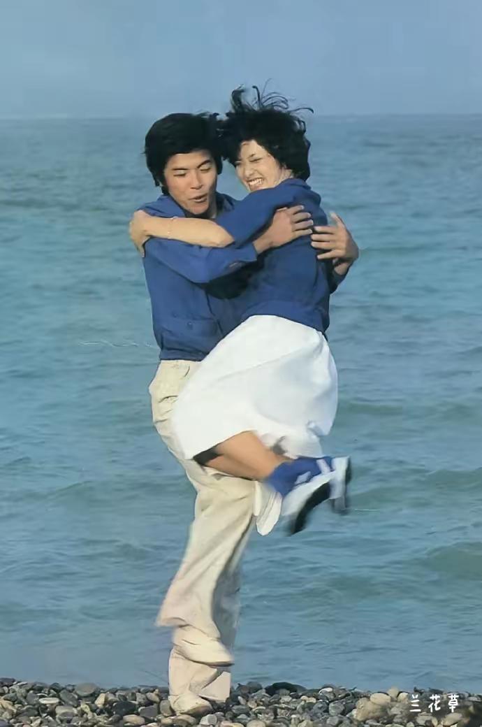 山口百惠和三浦友和，是一个永恒的话题。  
当年的他们可谓俊男美女，何其般配。他