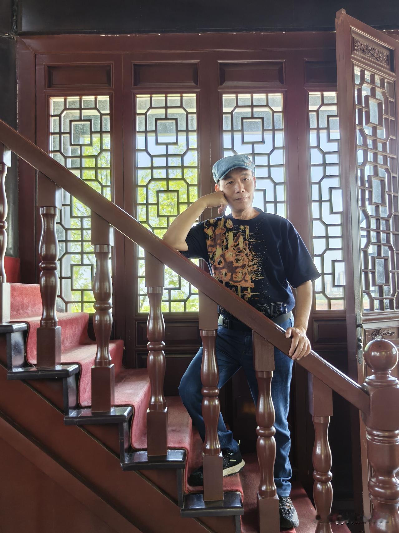 【石鼓书院】：位于湖南省衡阳市，地处衡阳市城北蒸、湘、耒三水汇聚的石鼓山上，始建