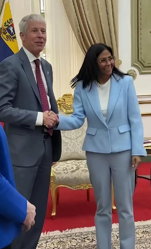 马杜罗都被美国逮捕了，代总统还和美国喜笑颜开，分享石油利涧！
2026年1月3日