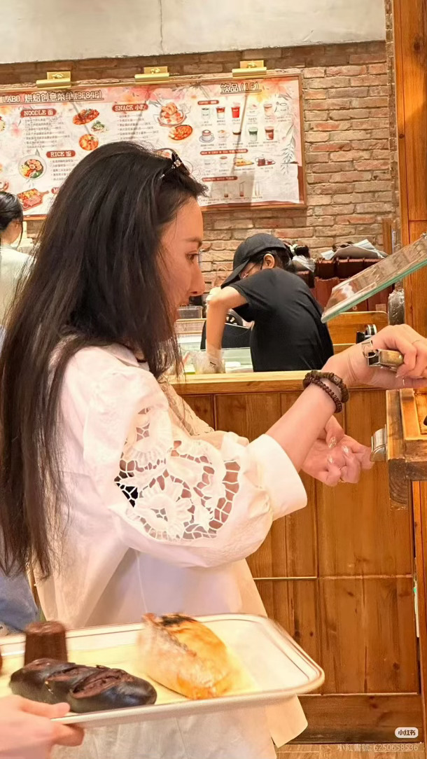 天津面包店偶遇宋祖儿天津偶遇宋祖儿买面包 有网友天津偶遇了宋祖儿买面包🍞这个侧
