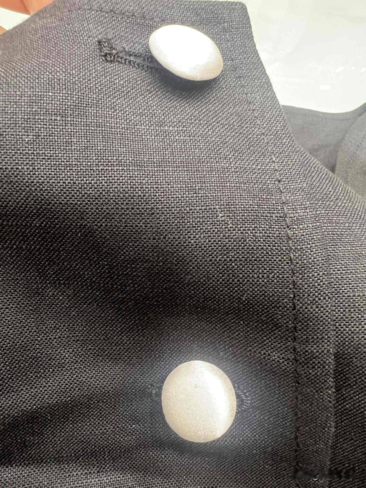 给客人定制了一件亚麻马甲，我看做好后效果超棒，忍不住分享下。

马甲是方领设计，