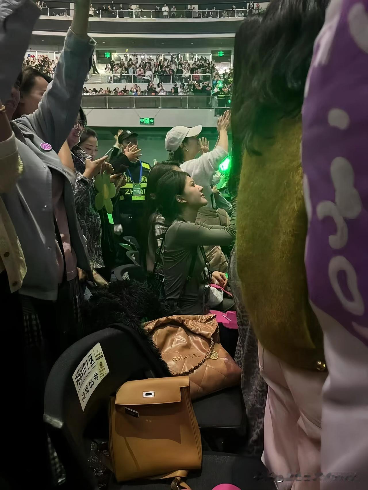 赵露思演唱会现场 人潮涌动，尖叫声不断，追星女孩的狂欢时刻！💖📸