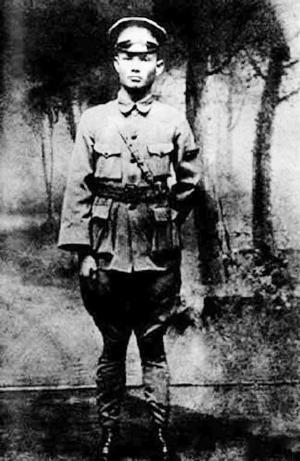 叶剑英在黄埔军校任教授部副主任时，产生了加入中国共产党的想法，并提交了入党申请书