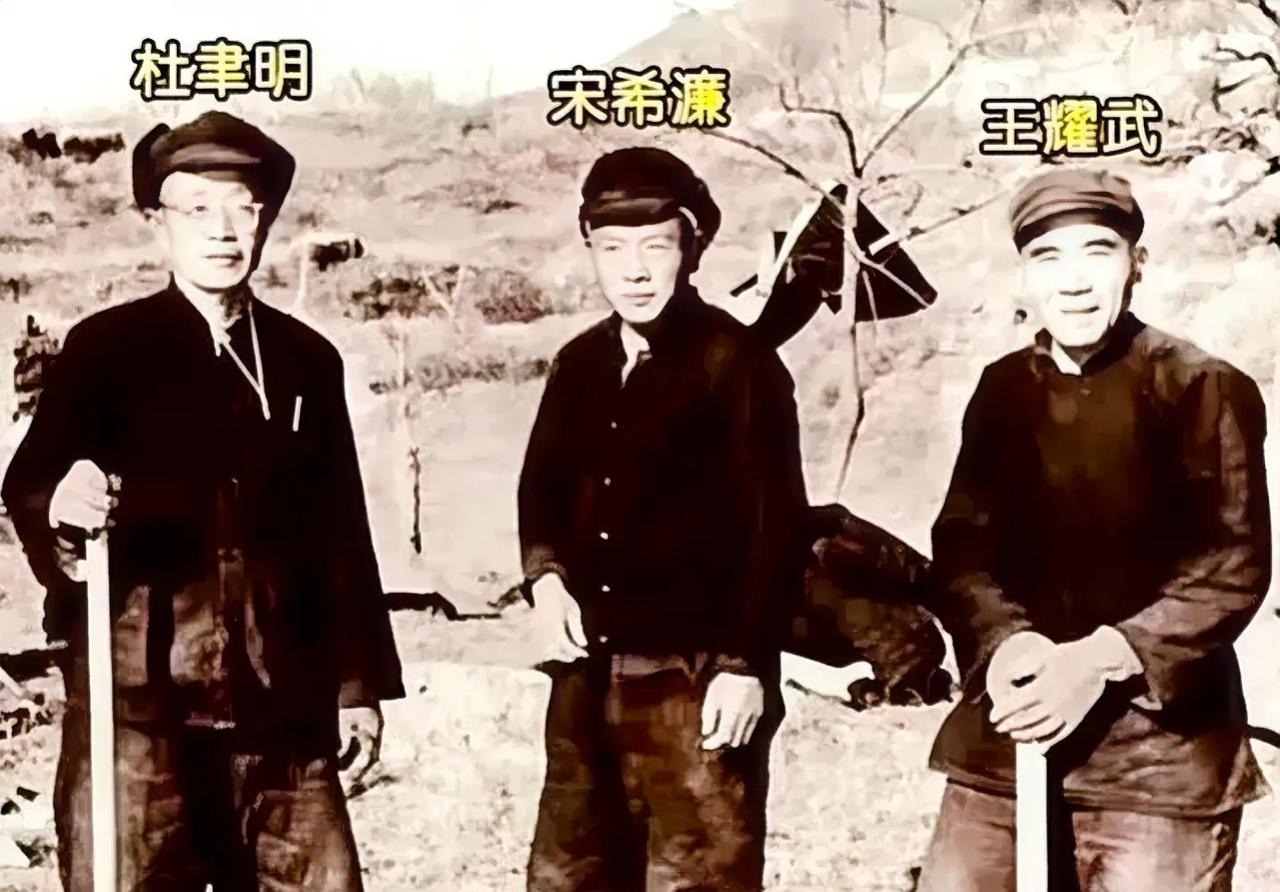 这张照片是1958年拍摄的，展现了功德林三名“战犯”的留影。


从左至右分别是