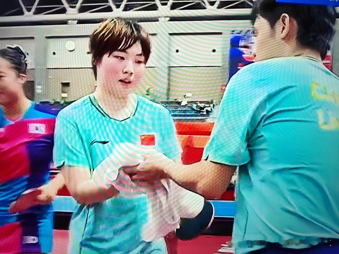 林诗栋再也不是那个长不大的小男孩儿了，这次的亚运会林诗栋表现的非常好，男团小组赛