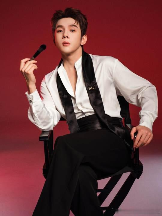 李佳琦 遇到难回答的问题又不说话了遇到难回答的问题选择沉默，总比乱说话、激化矛盾