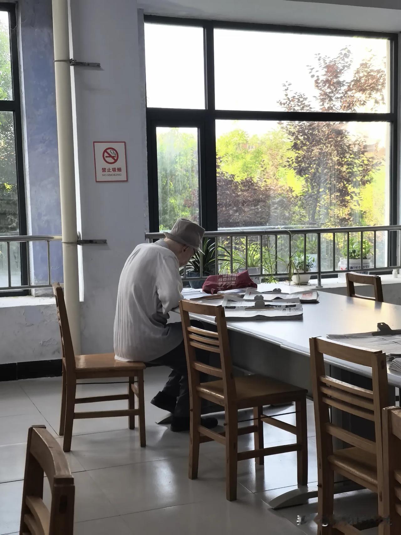 刚到图书馆阅览室，看到一位耄耋老者。他静静地伏在书桌上，安静的如同时光划过。
