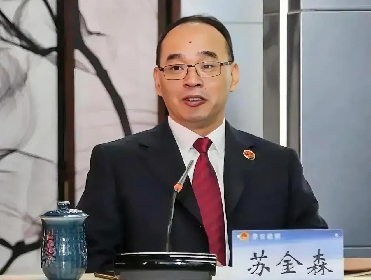 或许大家都没有想到，济宁市检察院原“一把手”苏金森还是“全国先进工作者”，那年才