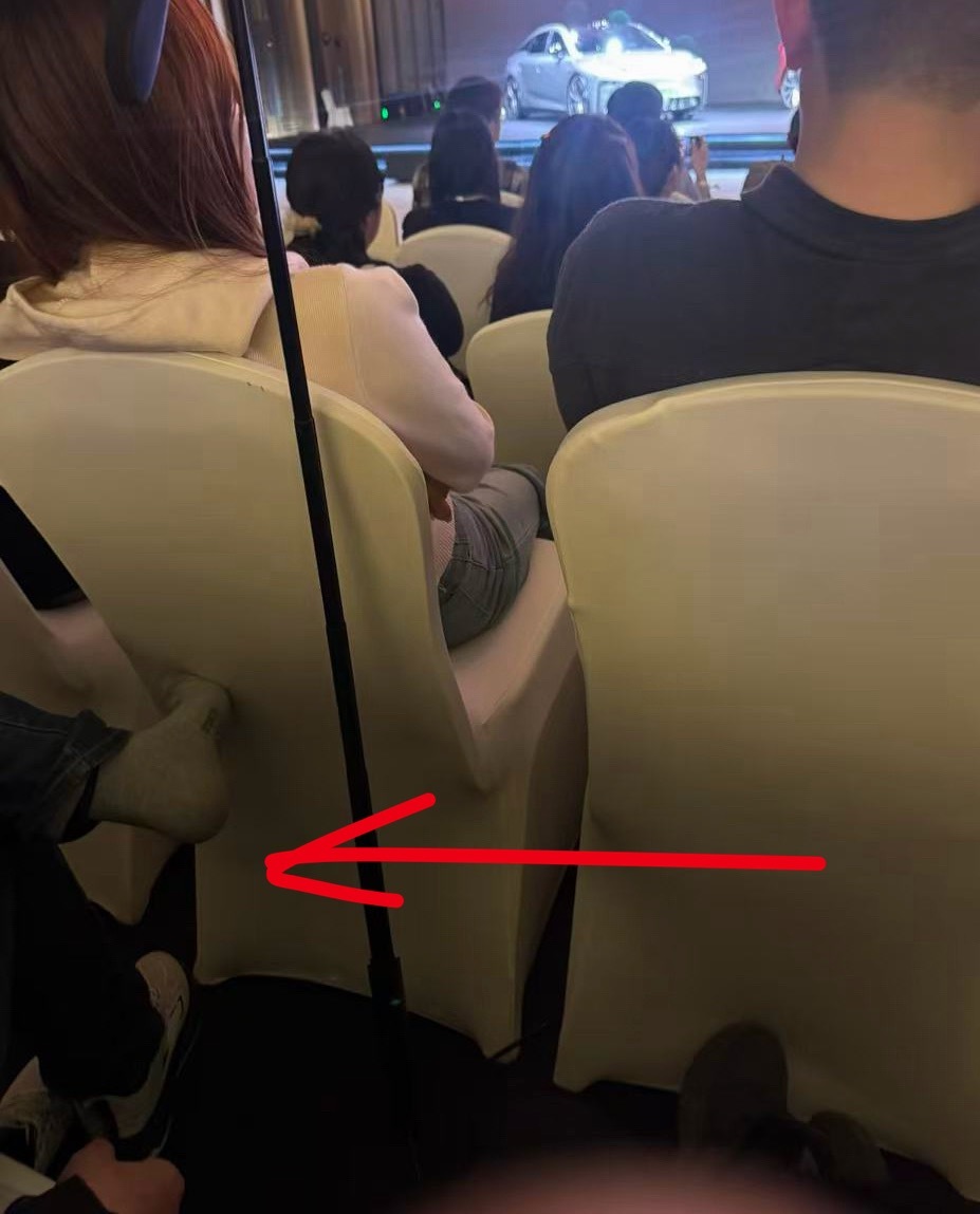 不是，发布会现场你直接脱鞋？还不停地抠你那臭脚？真恶心…… 