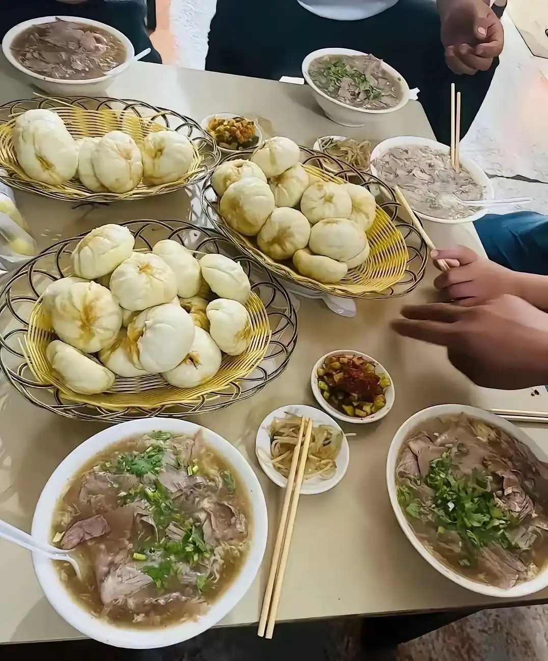 北方人吃的这是早餐还是午餐啊？？？ ​​​