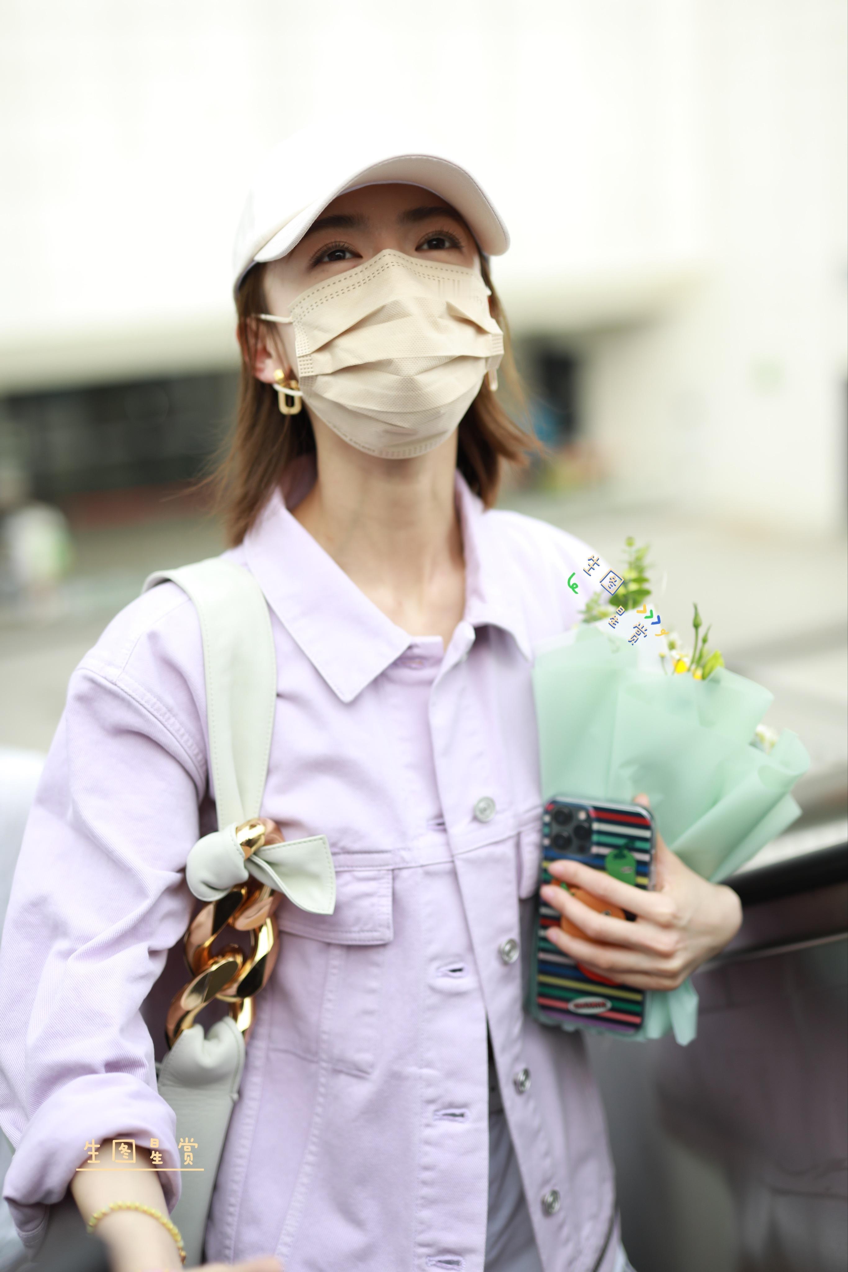 吴谨言220601白云机场旧图新发，淡紫色系美腿小吴💐🌸 吴谨言[超话] ​