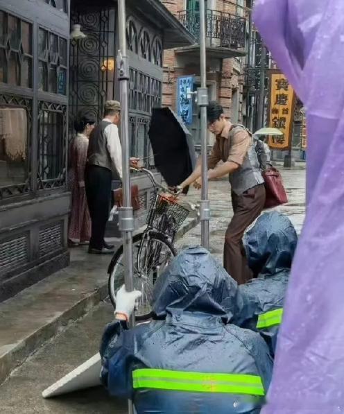肖战新剧骑自行车路透肖战谍报上不封顶复古马甲路透 肖战新剧骑自行车路透曝光，瞬间