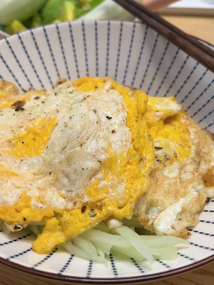 今天早上吃煎鸡蛋拌米粉，营养丰富，超级好吃，赶紧试试吧！
