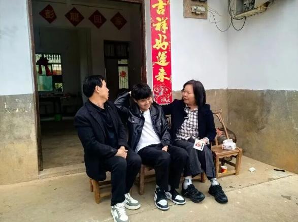 四岁被拐的彭聪聪，21 年后跟亲生父母相认，在此之后他果断退还了养父母给他买的房