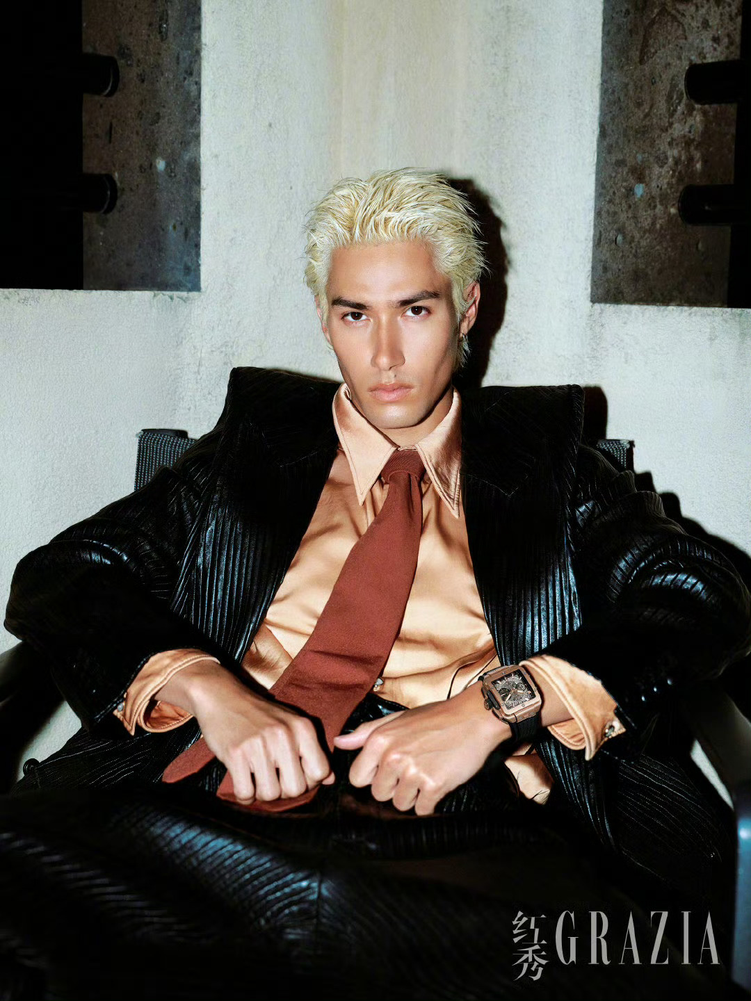 米卡一次穿了九套高定米卡新杂志居然一次穿了九套高定？！九套😲打开《红秀GRAZ