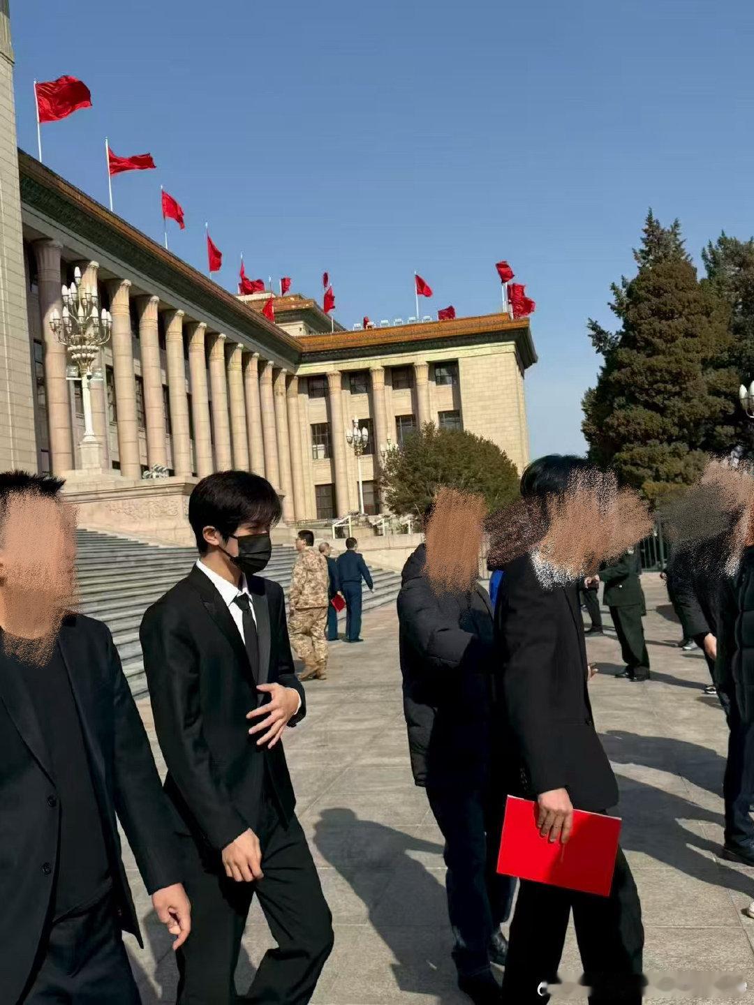 易烊千玺参加活动被偶遇，这一身帅的太板正了 