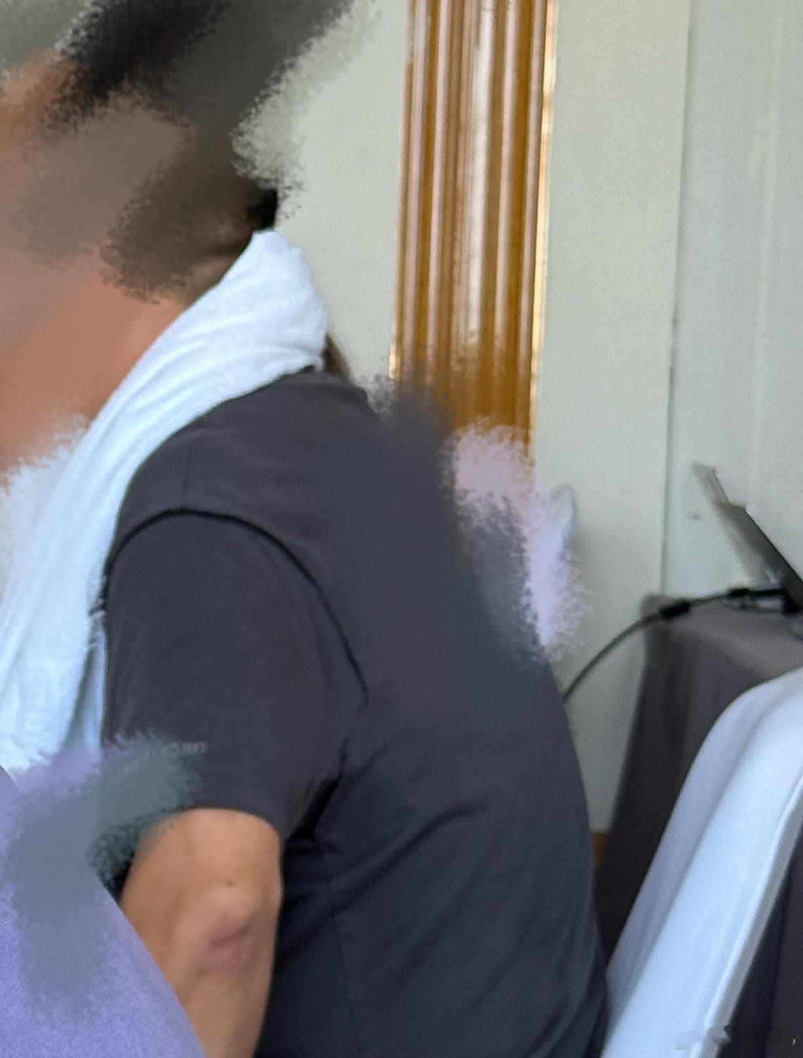 今天要跑个油耗挑战，已经有老师把毛巾挂脖子上了，现在室外40度[坏笑] 这你受得