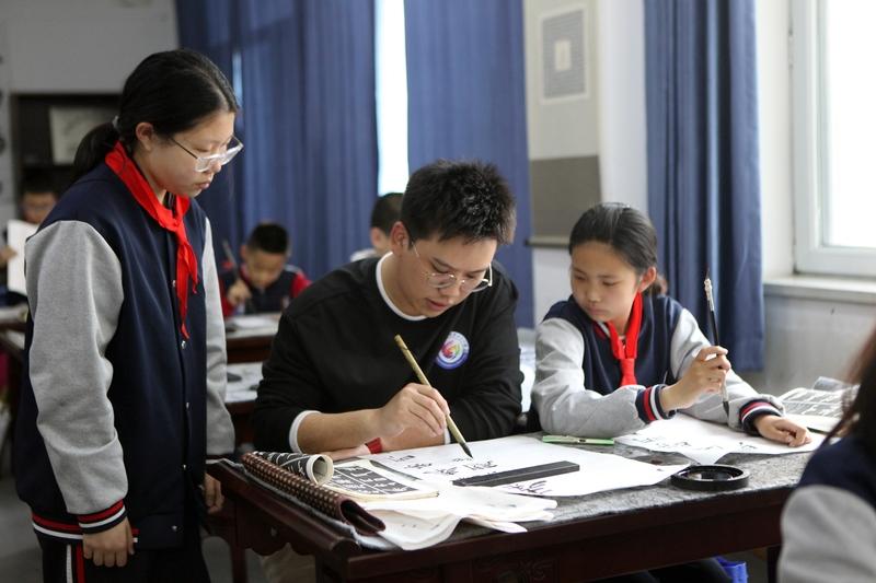 看了许多家长吐槽学习内卷的讨论，从中学、大学，乃至研究生，都是如此。再看看这些年