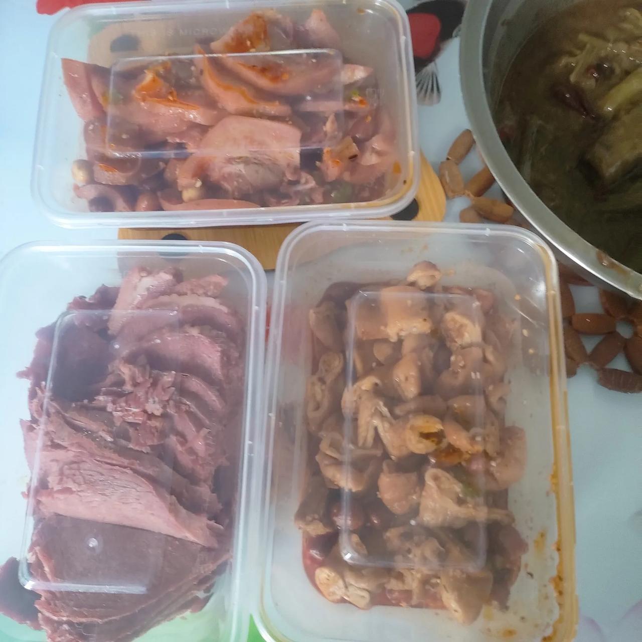 今日小雨。天凉好个秋。
人无事，嘴馋，中午让老太婆烧一个丝瓜汤，炖咸麻虾酱，炖臭