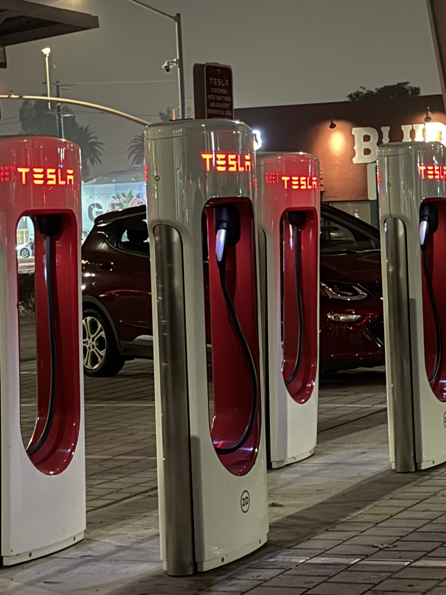 特斯拉在最新的车机更新中上线了超充站的实时占用地图，如果有车把车身停在 A 车位