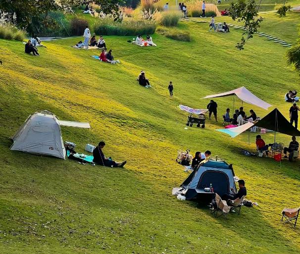 最近发现一个很有意思的现象，那就是大家买户外衣服的时候，几乎不会考虑杂牌。之前有