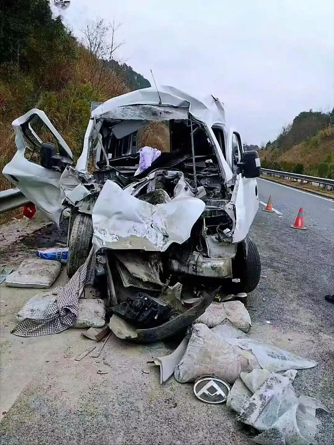 9座车里塞了16人，凌晨两点多还在高速上飞奔，推测应该是务工人员往江浙方向，新闻