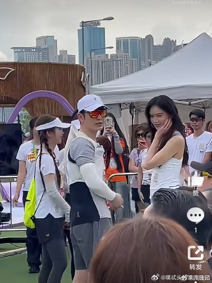 黄晓明借给许杨玉琢耳机许杨玉琢双手拿黄晓明耳机前辈关照，后辈敬重，黄晓明借耳机的