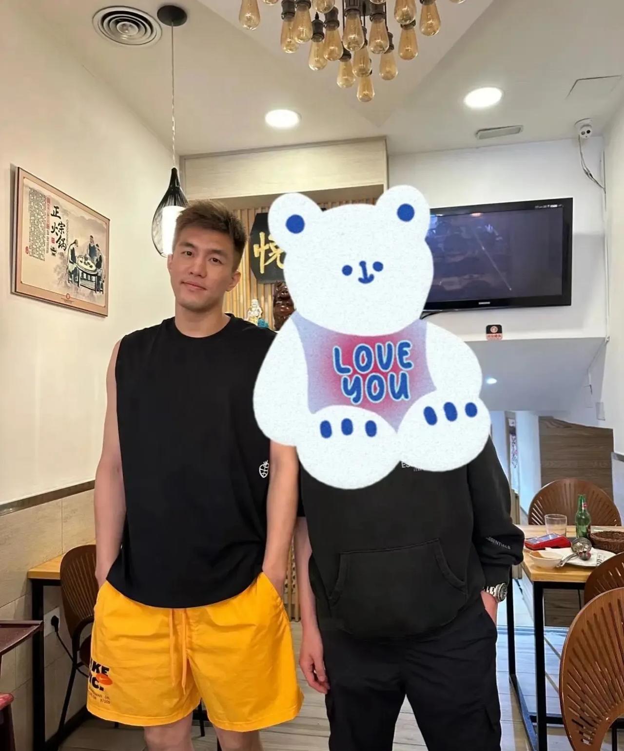 最近有球迷在西班牙偶遇郭艾伦，看来是回不来打季后赛了，国内后卫就看赵继伟的发挥了