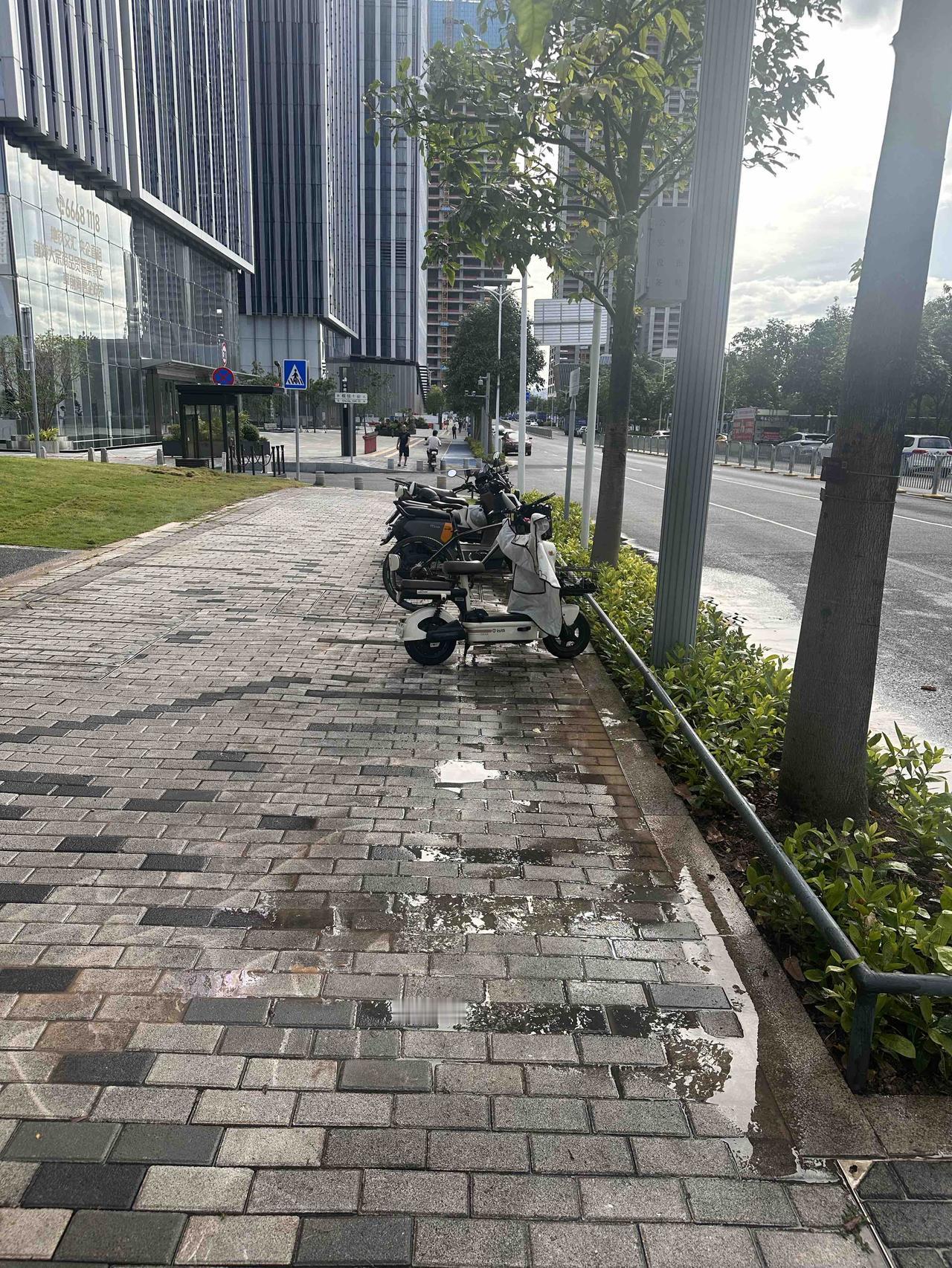 深圳即将全面迎来全面整洁时代
预计在6月底到7月初，深圳将全面整治电单车和乱摆卖