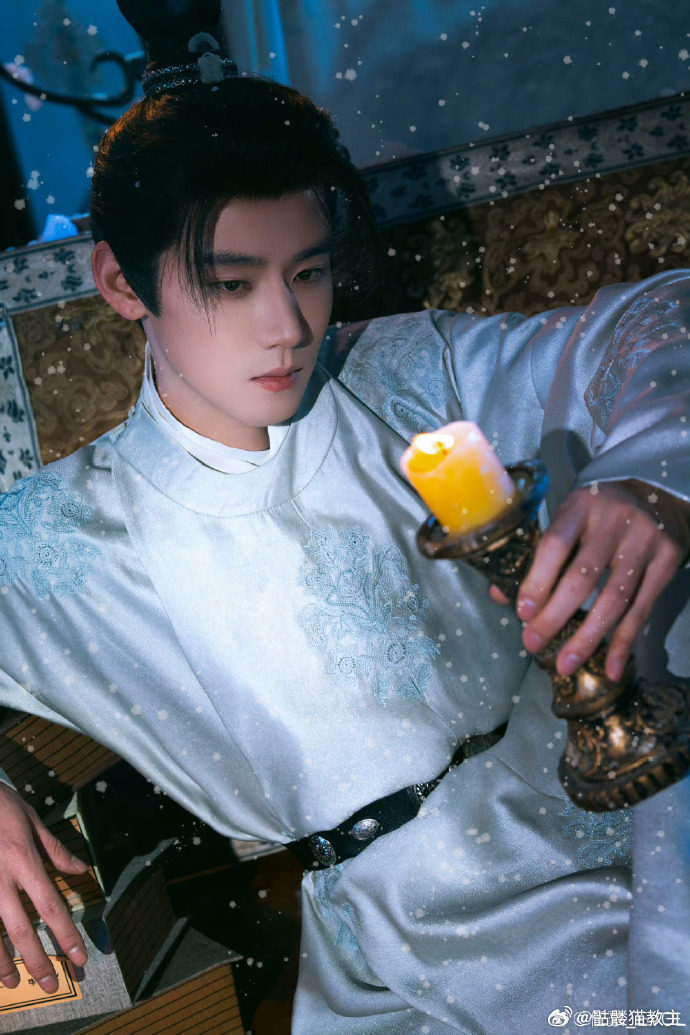 捡到了任豪李怀安的手机任豪拍了李怀安vlog任豪镜头下的李怀安也太真实了，vlo