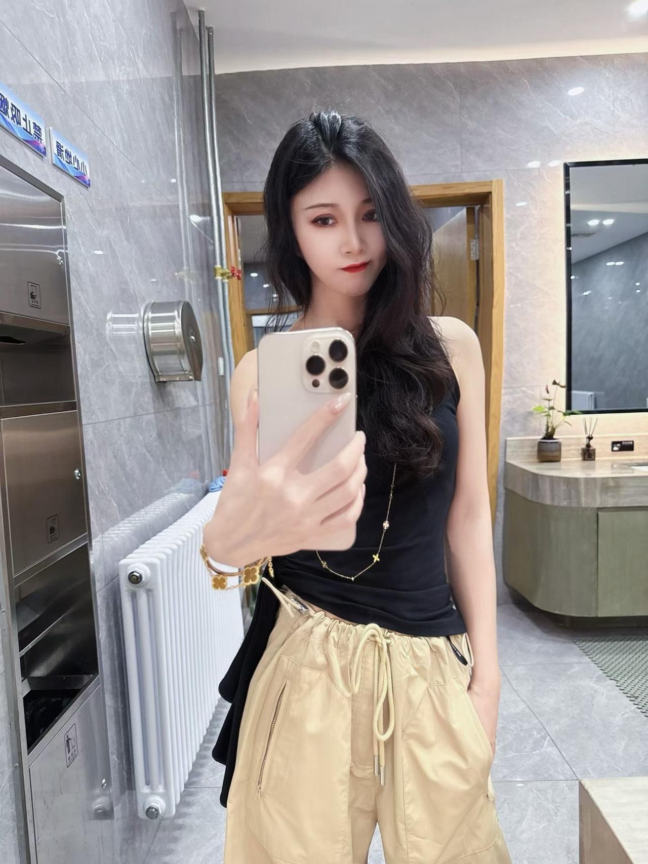 黑白撞色，简约不失优雅，轻松打造都市女性风范！👗💄👠分享一张自然风景的照片