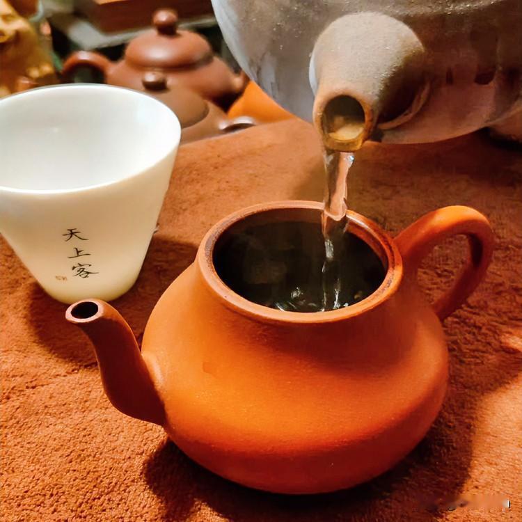 《淬茶魂·散曲体》
【正宫·端正好】沸波翻，碧芽颤，怯浪涌，意难安。世人唯爱色鲜