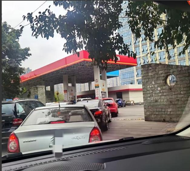 没想到啊，真没想到
本以为今晚要涨油价，早去加油能占个便宜，结果排了25分钟，付