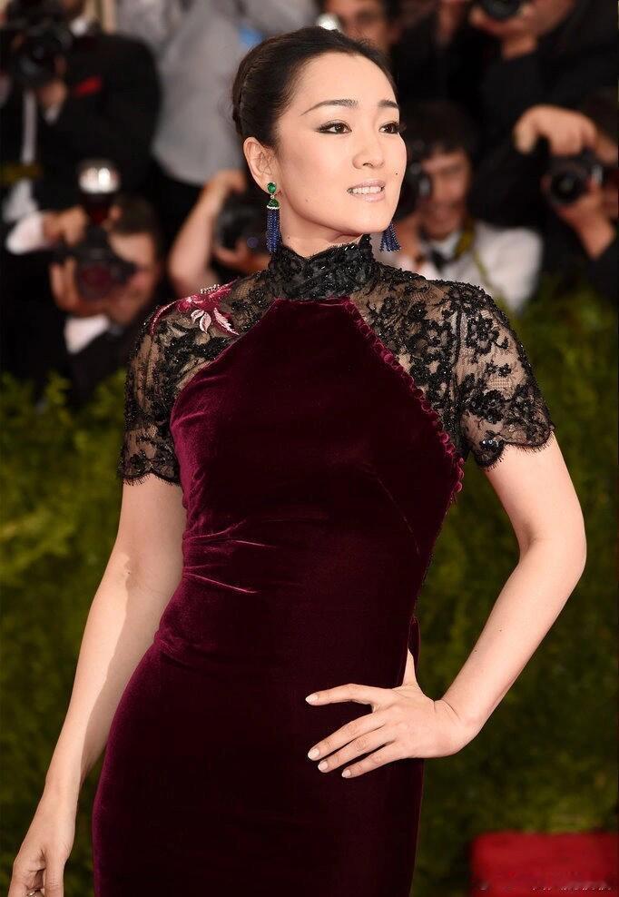 再来回顾一下2015年「镜花水月」为主题的Met Gala，也是史上内娱明星参加