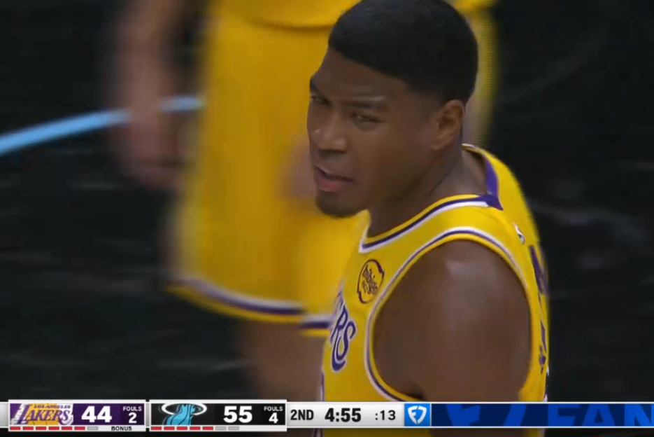 八村防守看球不看人，给希罗打成2+1，前面的进攻回合，詹姆斯低位要球，八村把防守