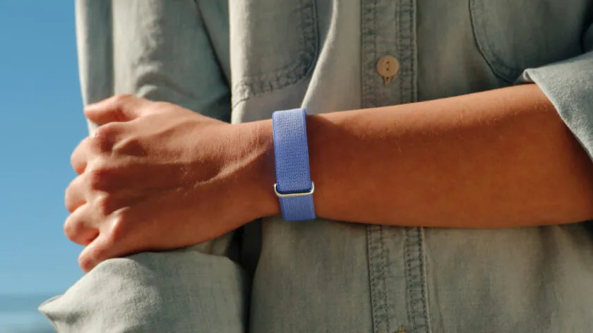 谷歌在本月初推出了一款无屏、无按键健身手环 Fitbit Air，定位极简入门级