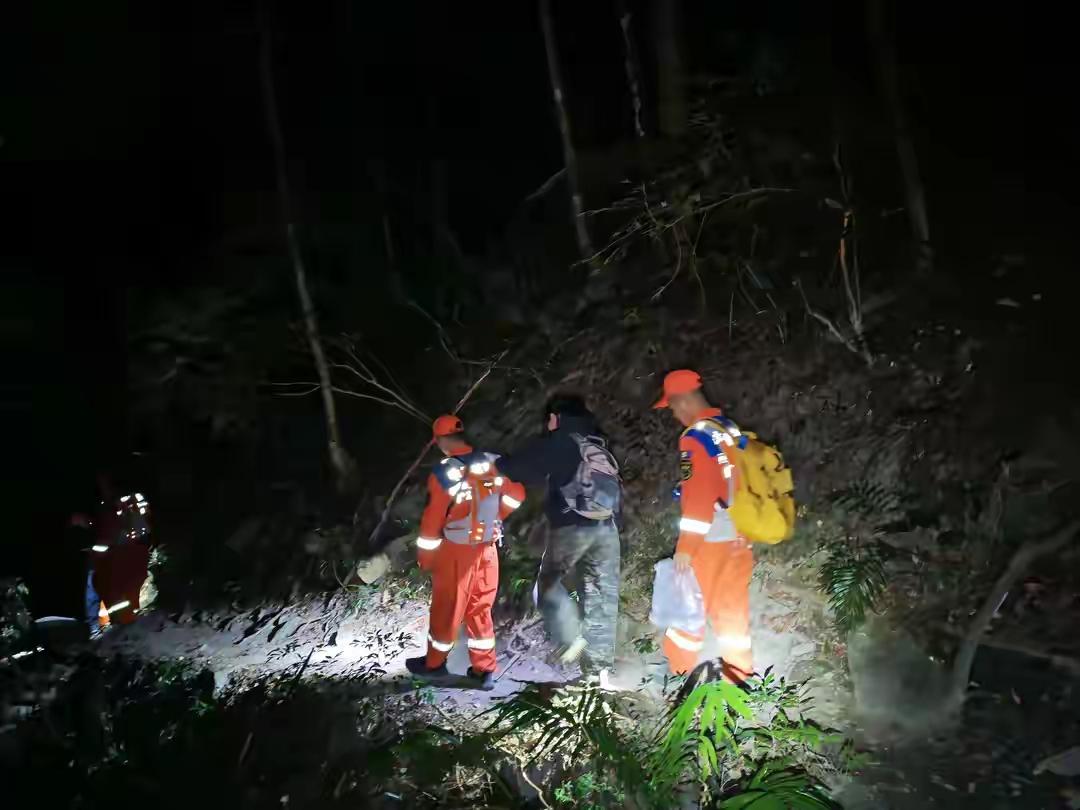 勇敢的徒步旅程变成了生存考验，广东两女子的徒步故事让人心疼

一起令人揪心的事件