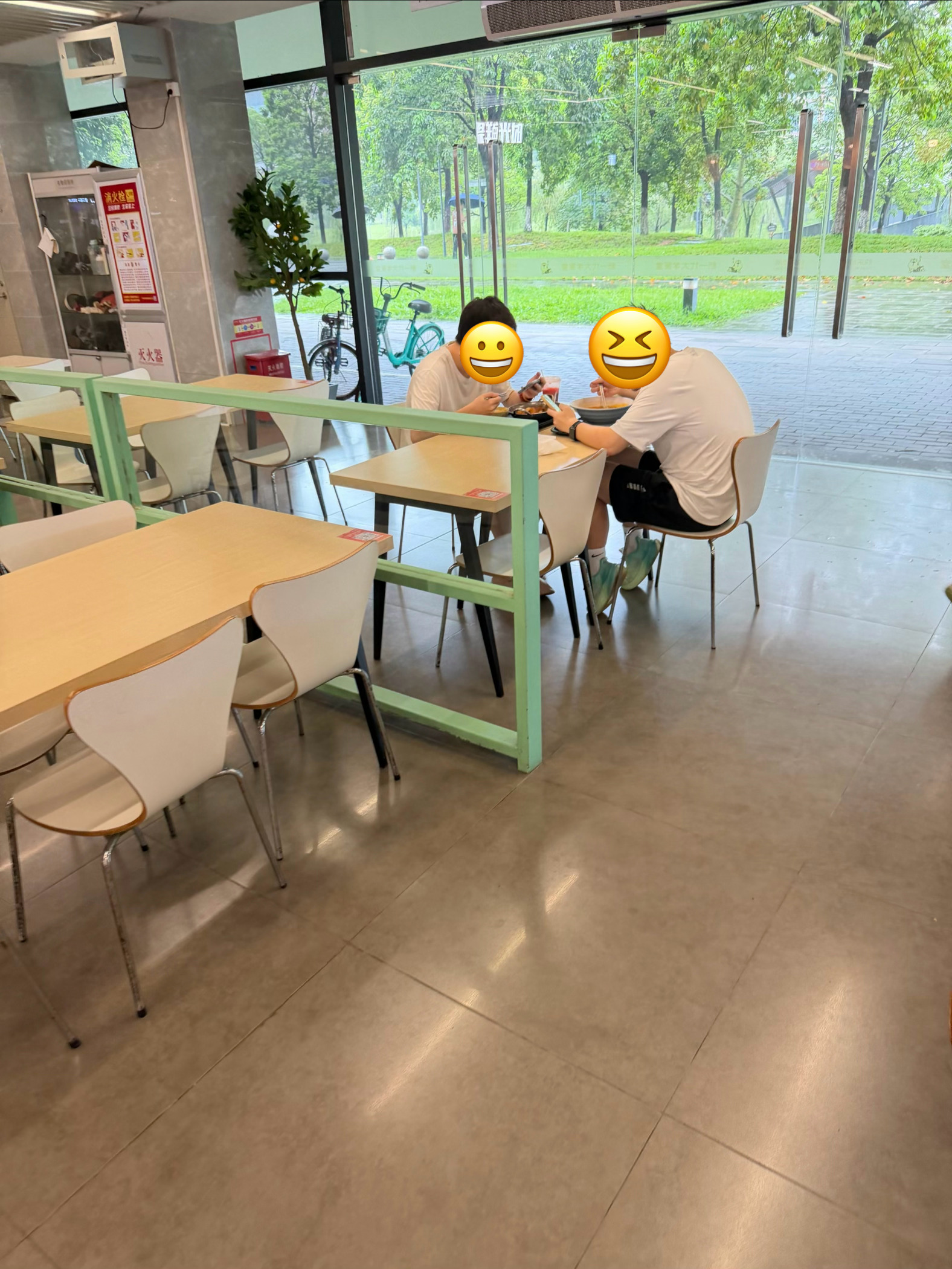 大学食堂里，百分之八十以上的孩子对着手机吃饭，即便是面对面。物理社交的可能只有百