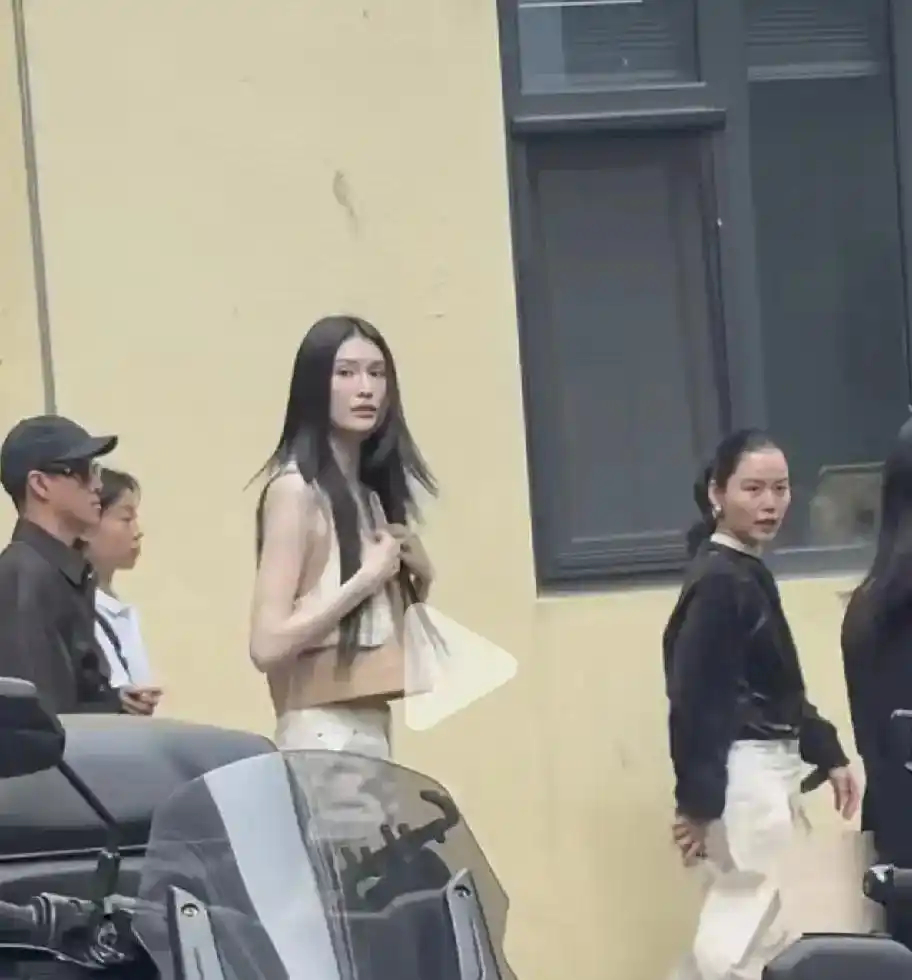 何穗生娃后现身三里屯，肚子虽平了但眼神全是疲惫，别再吹超模“秒恢复”了！背后又是