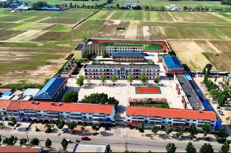 曹县常乐集镇中学欢迎您
1969年，建于常乐集公社刘庄集村西，名常乐集公社中学；