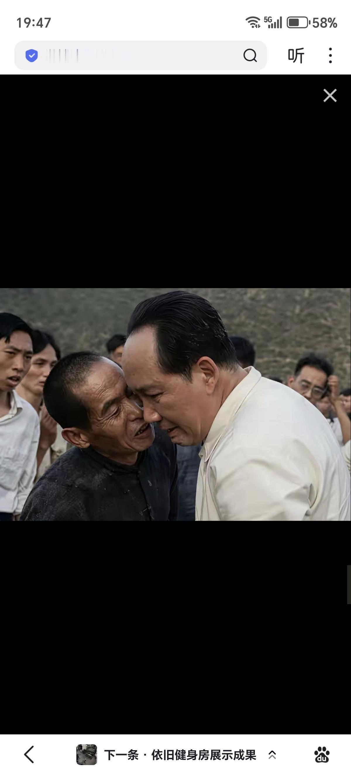 照片里，毛主席俯身侧耳，凑近群众认真倾听。旁人看着都为之动容，他却神情平和专注。