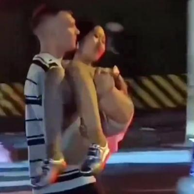 号称 22 万粉丝的英国博主，专程飞西安搞 "赌约"：24 小时拿下中国女孩。街